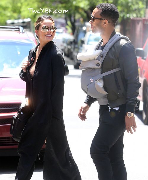 John Legend & Chrissy Teigen’s Picture Perfect NYC Strolls With Baby(02)